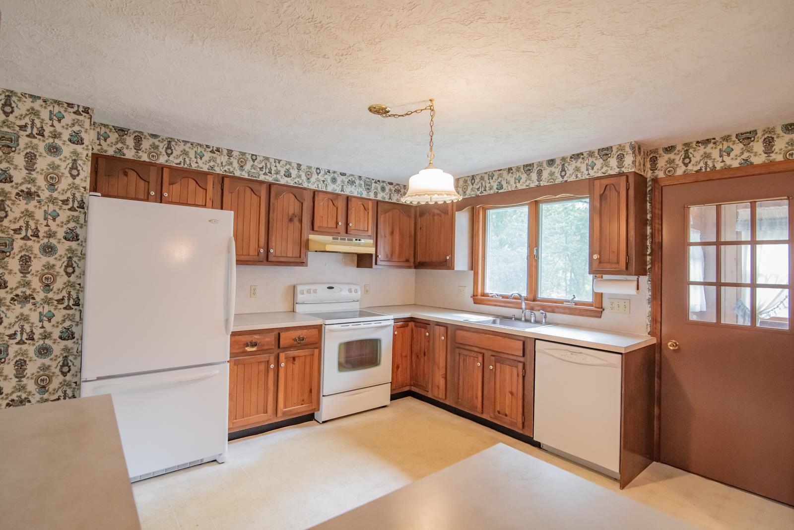 47 Tsienneto Road Derry, NH 03038 - Photo 12 of 39