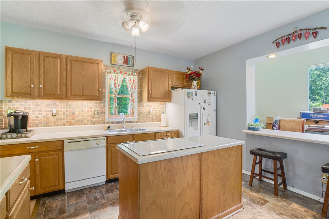 150 William Road Belton, SC 29627 - Photo 5 of 40 Kitchen and eat in bar.