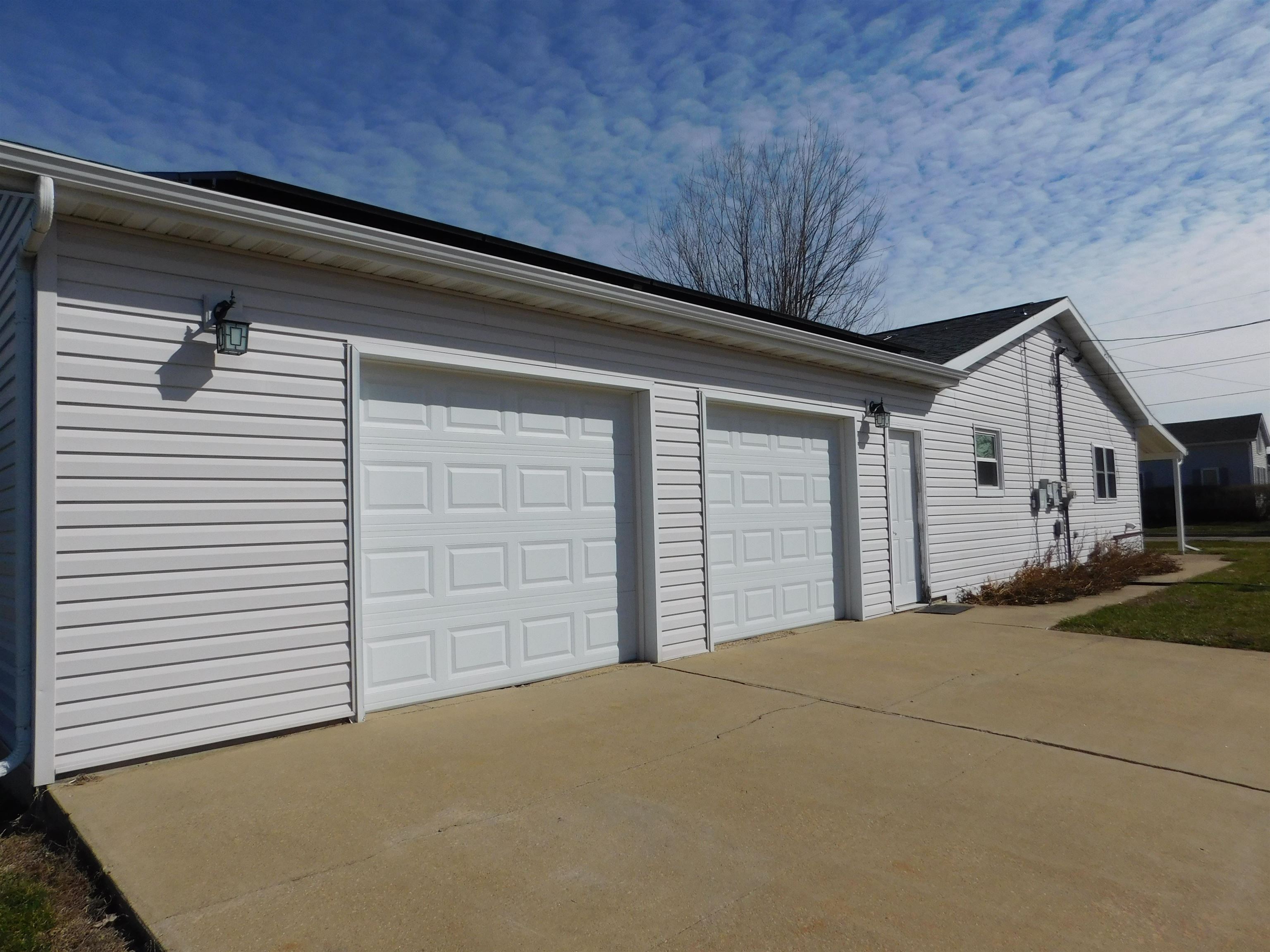 303 South Locust Lena, IL 61048 - Photo 4 of 36