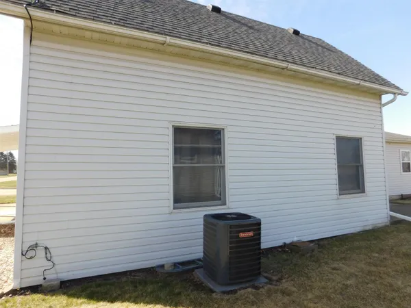 $134,500 | 303 South Locust, Lena, IL 61048