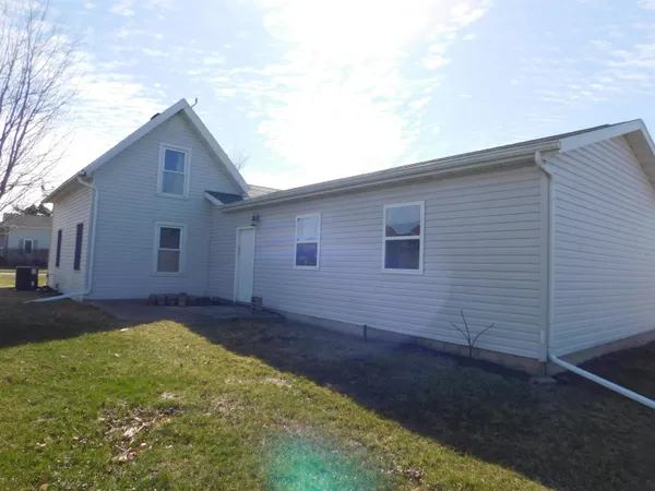 $134,500 | 303 South Locust, Lena, IL 61048