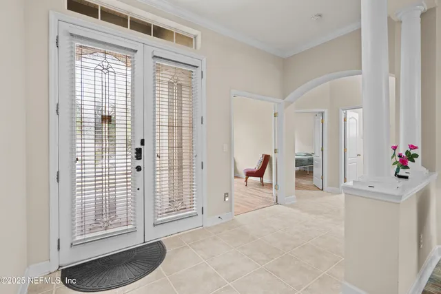 a view of livingroom with furniture