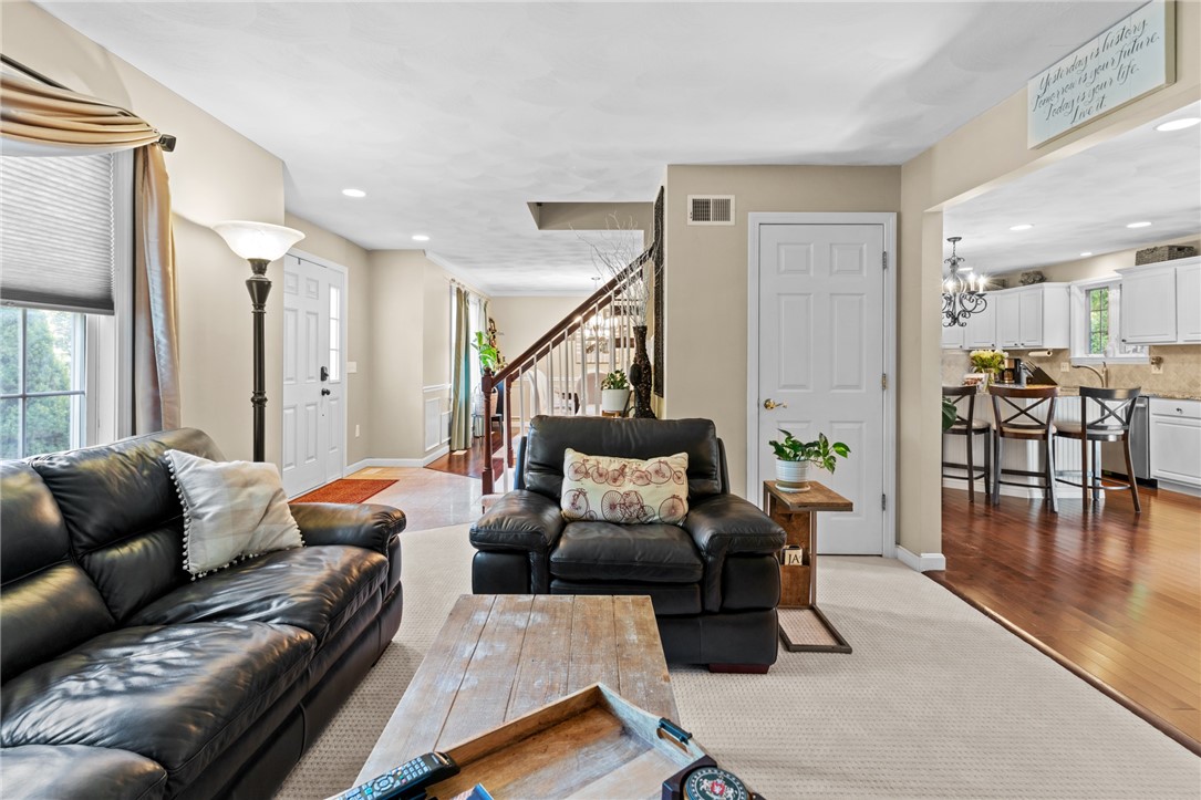 40 Sundale Road Cranston, RI 02921 - Photo 8 of 25 Gallery Image 8