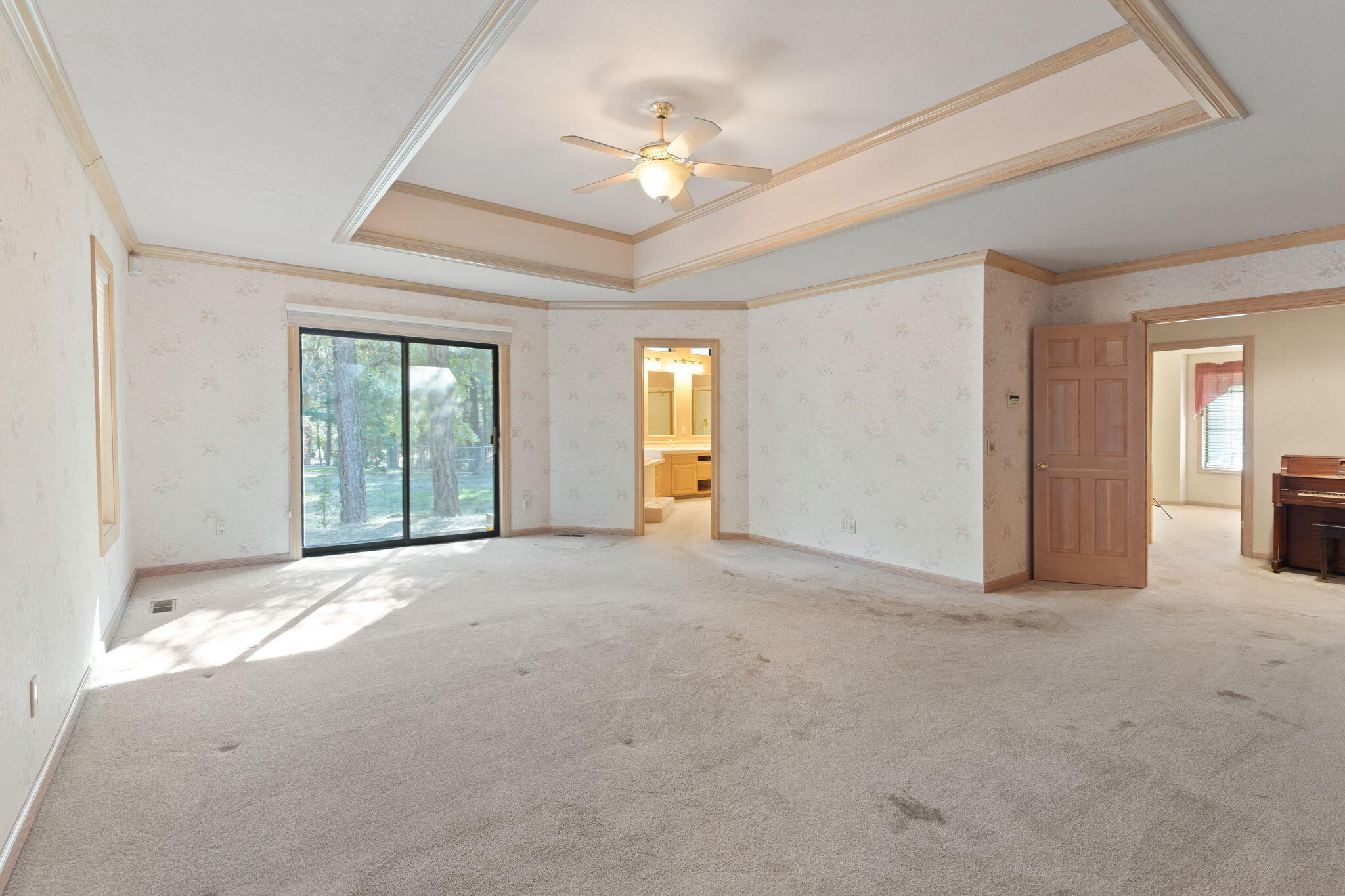 7118 Redthorne Road Rogue River, OR 97537 - Photo 25 of 63 Primary Suite