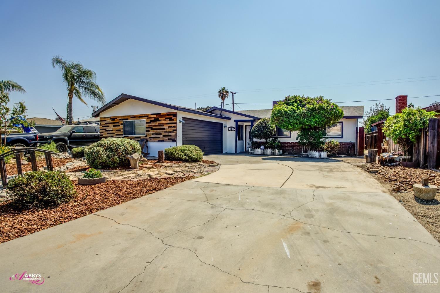 a view of outdoor space yard and porch