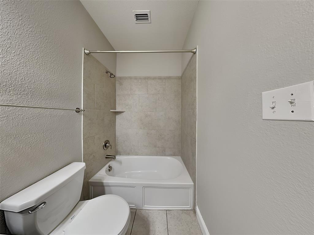 7248 Laguna Del Campo Trail Fort Worth, TX 76131 - Photo 14 of 15 a bathroom with a toilet and a bath tub