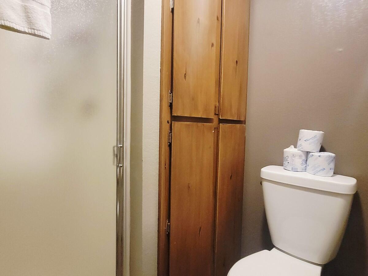 407 South Vasels Road, Unit 17 Brian Head, UT 84719 - Photo 22 of 49 Guest Bath3