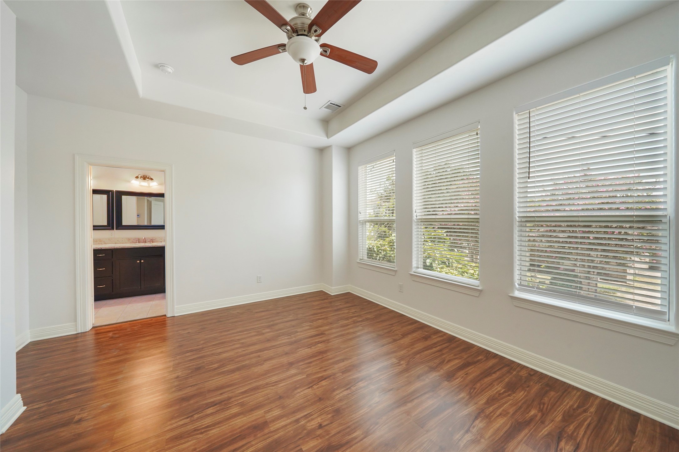 724 Link Road Houston, TX 77009 - Photo 11 of 20 South facing windows allow for
indirect light to fill the room