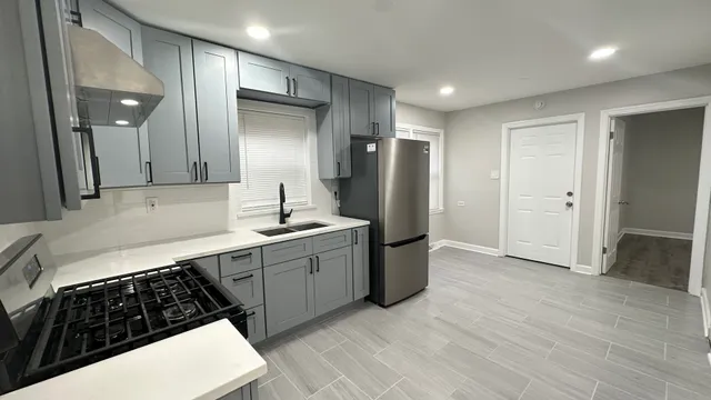 $2,200 | 5715 North Spaulding Avenue, Unit 1, Chicago, IL 60659