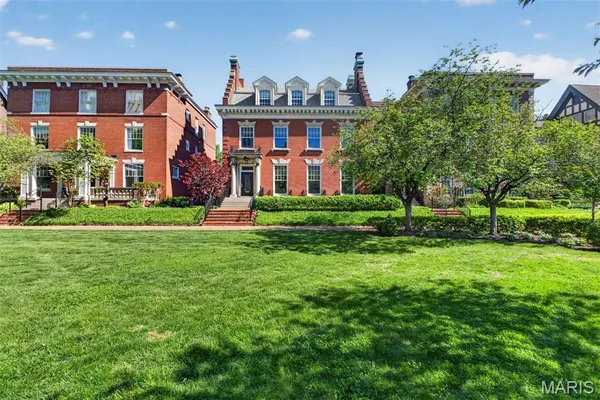 $549,000 | 47 Maryland Plaza, Unit 47C, St. Louis, MO 63108