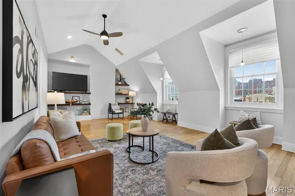 $549,000 | 47 Maryland Plaza, Unit 47C, St. Louis, MO 63108