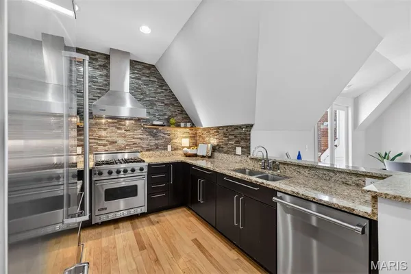 $549,000 | 47 Maryland Plaza, Unit 47C, St. Louis, MO 63108