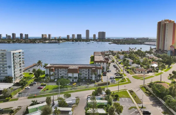 $3,000 | 410 Wilma Circle, Unit 103, Riviera Beach, FL 33404