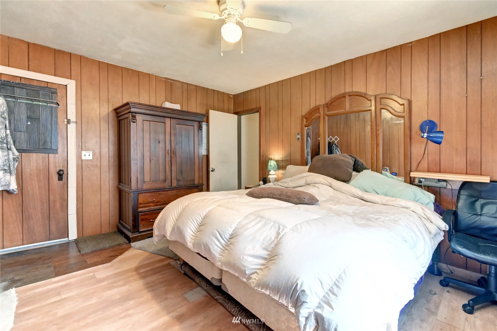 6932 Carson Road Everett, WA 98203 - Photo 13 of 24 a bedroom with a bed and a mirror