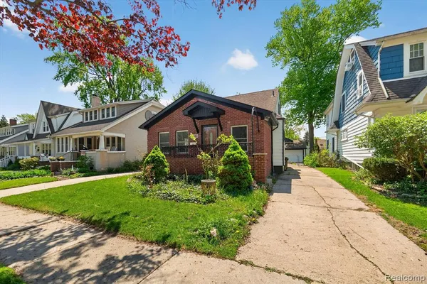 $290,000 | 1781 Brys Drive, Grosse Pointe Woods, MI 48236