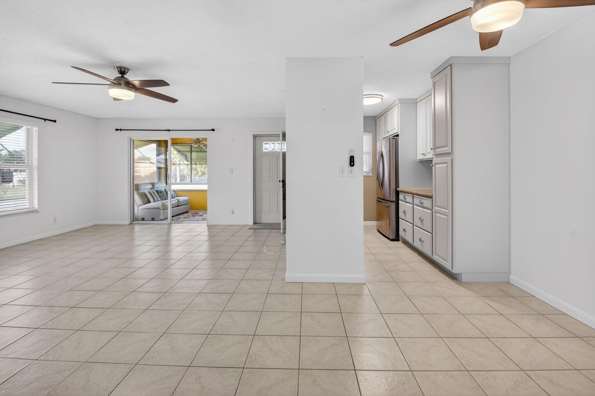 270 High Point Court, Unit D Boynton Beach, FL 33435 - Photo 4 of 41 a view of a livingroom with furniture and an entryway
