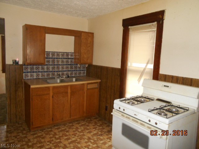 667 Wooster Road West Barberton, OH 44203 - Photo 4 of 7 Gallery Image 4