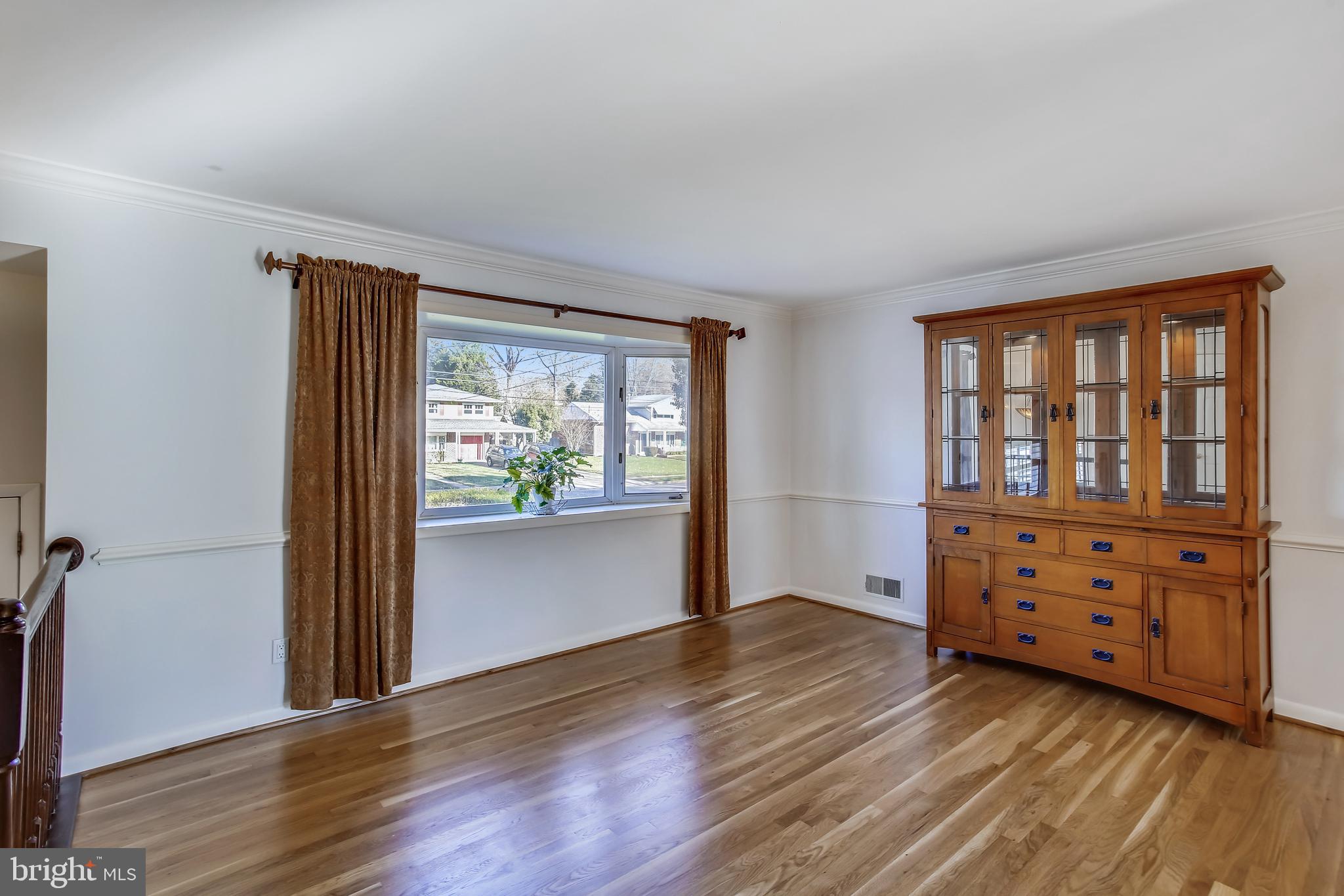 8915 Battery Road Alexandria, VA 22308 - Photo 2 of 57 Large living room hardwood floors