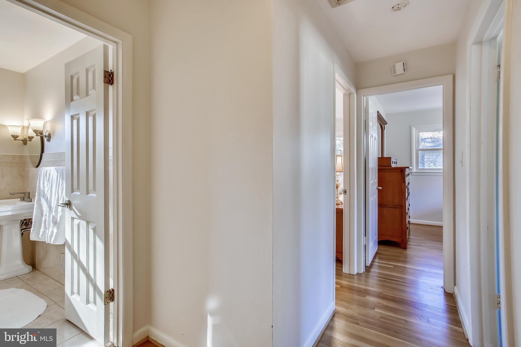 8915 Battery Road Alexandria, VA 22308 - Photo 15 of 57 Upstairs hallway