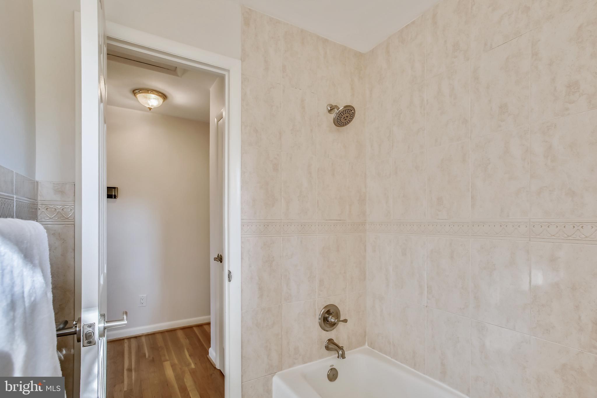 8915 Battery Road Alexandria, VA 22308 - Photo 16 of 57 Upstairs hall full bath