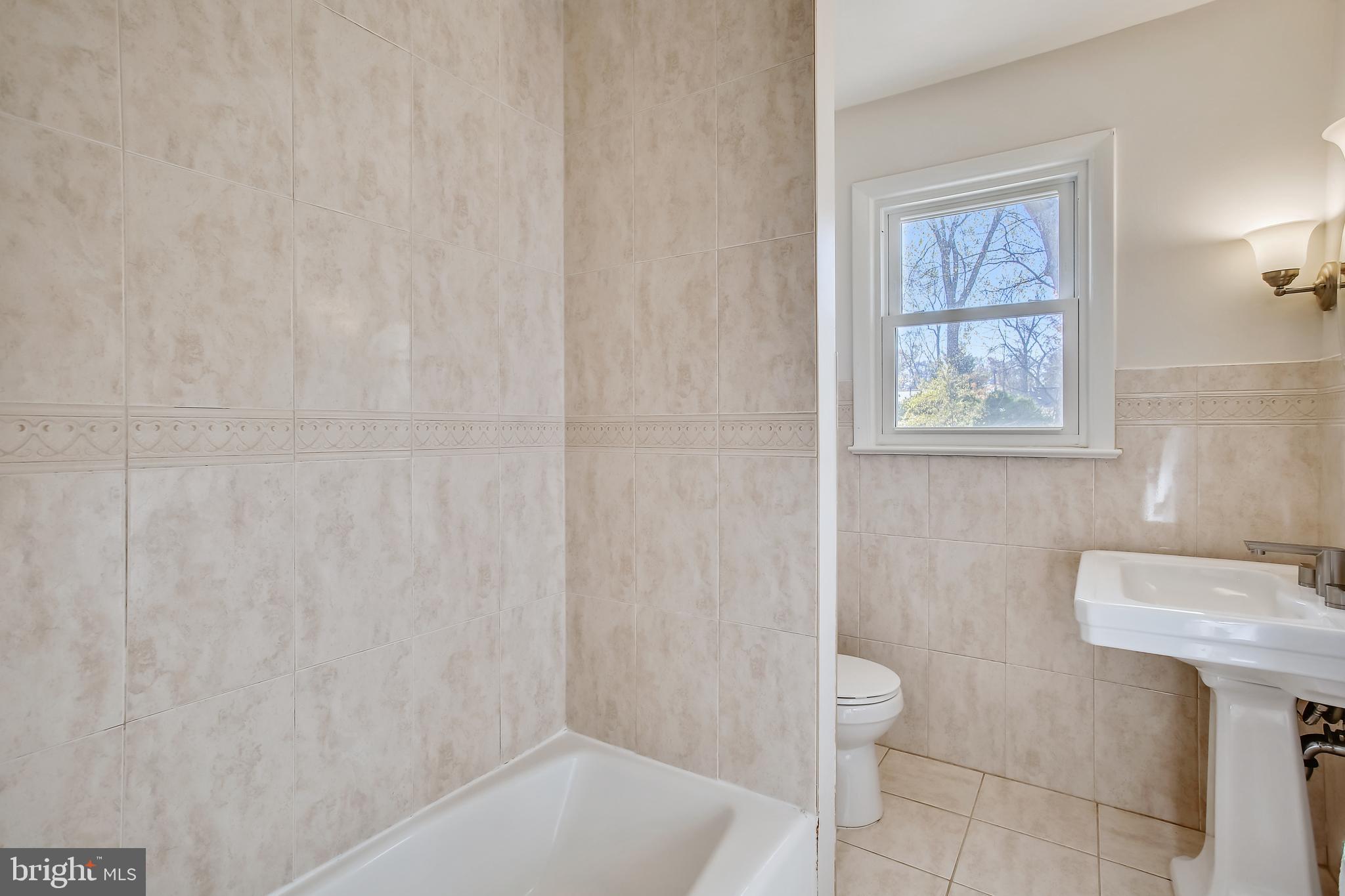 8915 Battery Road Alexandria, VA 22308 - Photo 17 of 57 Hall full Bath