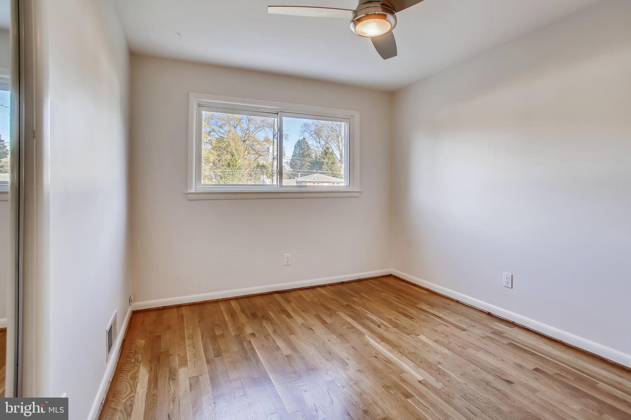 8915 Battery Road Alexandria, VA 22308 - Photo 24 of 57 3rd bedroom also has large windows