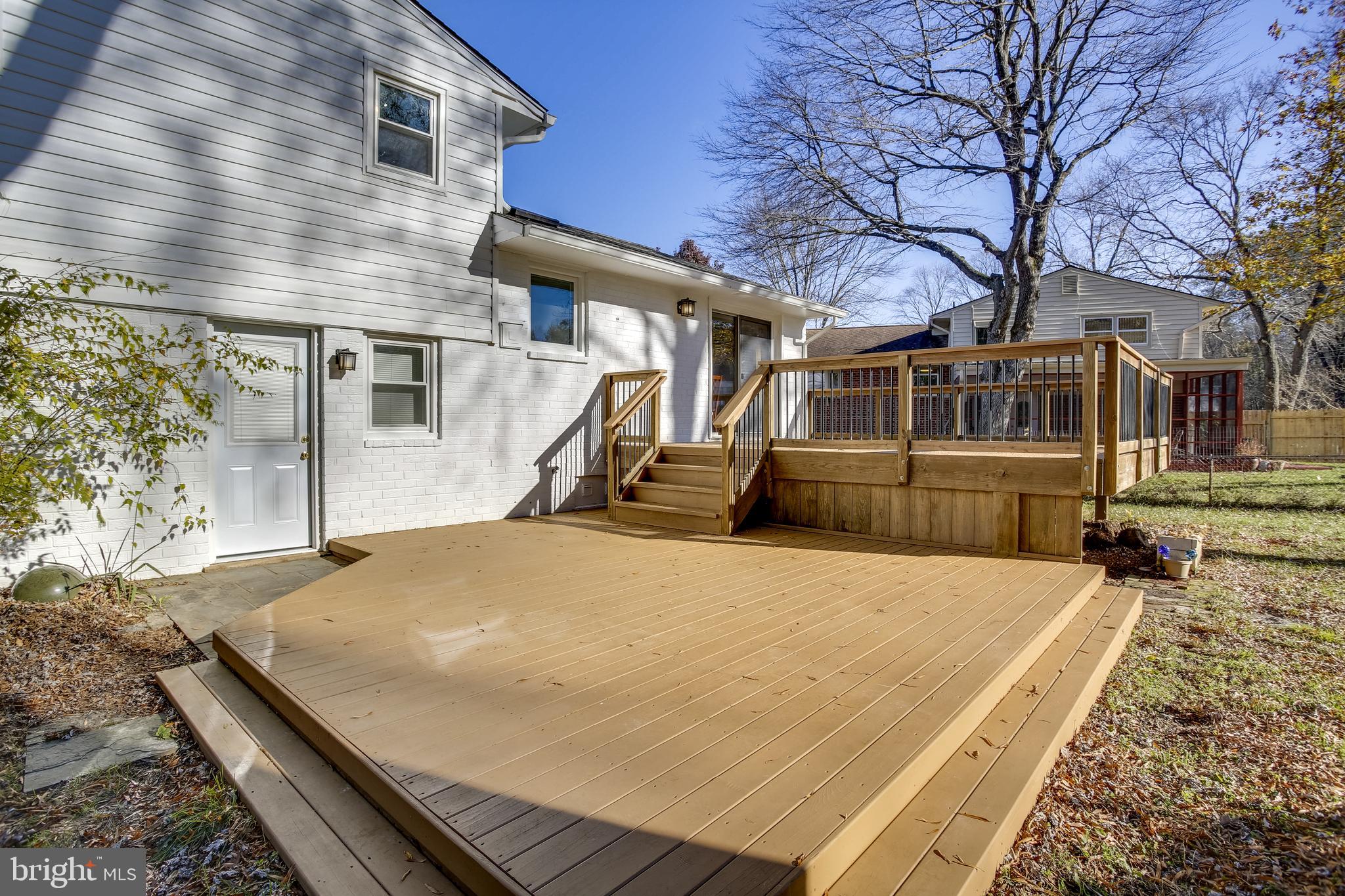 8915 Battery Road Alexandria, VA 22308 - Photo 45 of 57 Lower deck