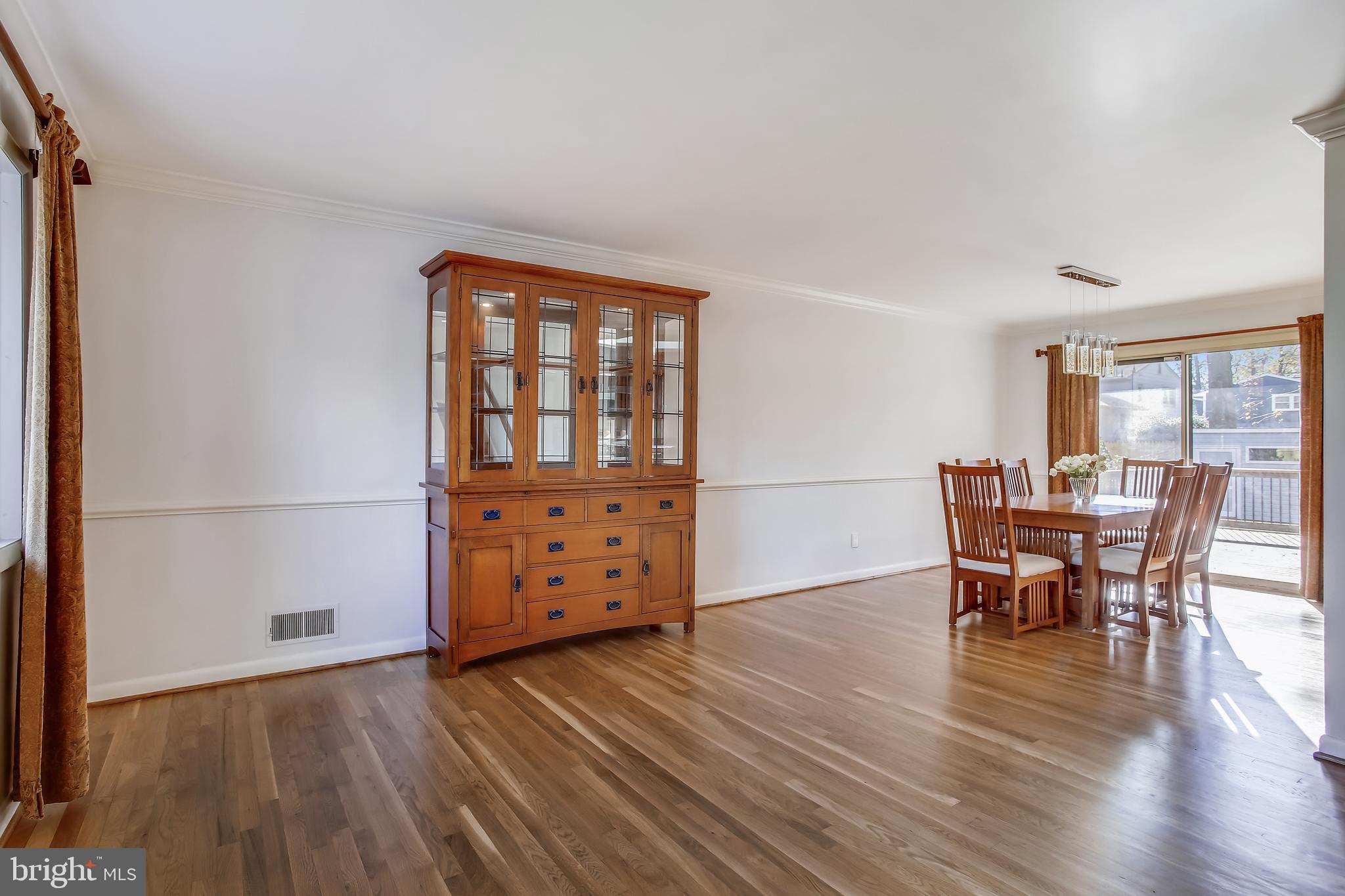 8915 Battery Road Alexandria, VA 22308 - Photo 6 of 57 Large living/dining area