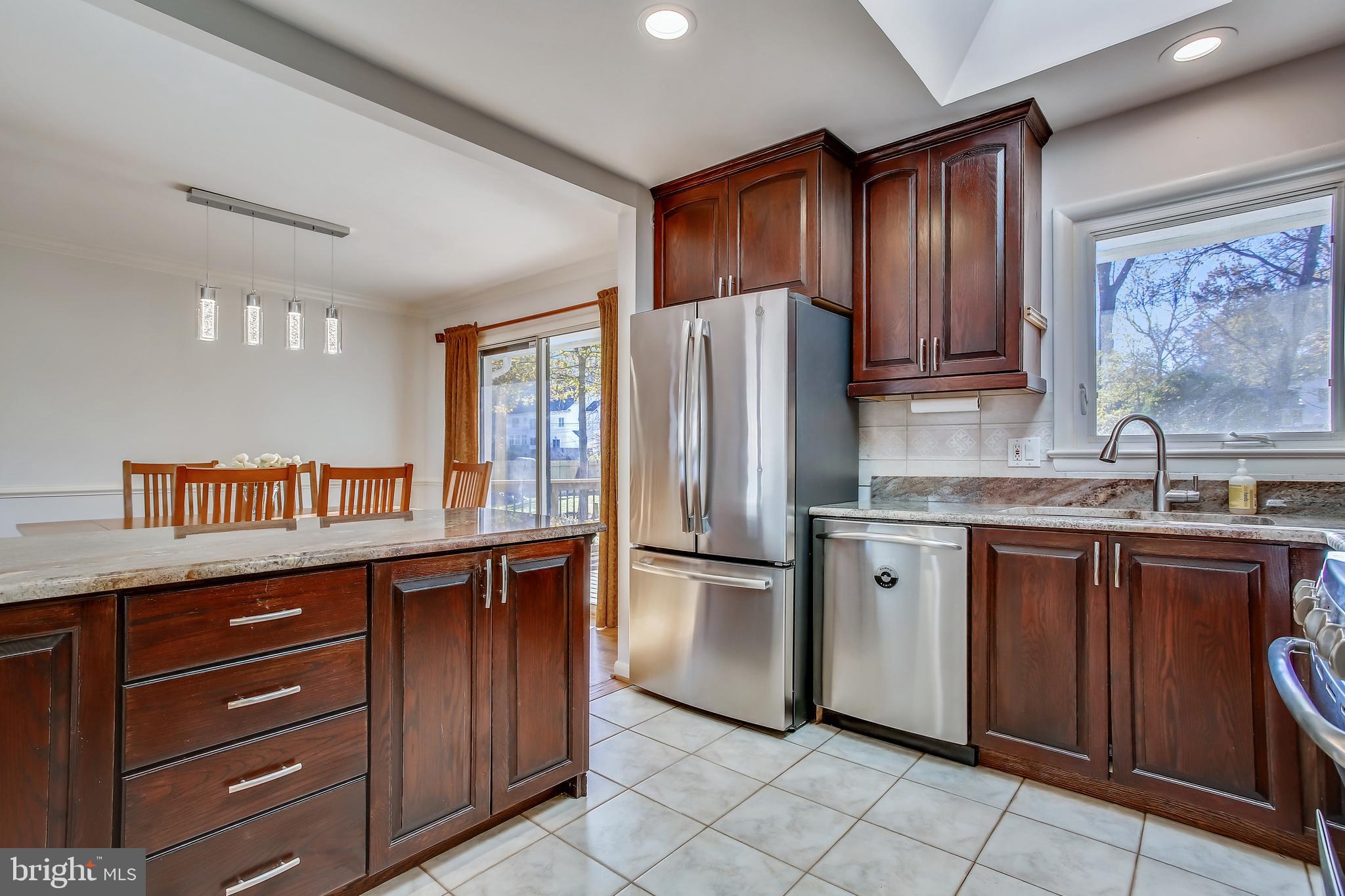 8915 Battery Road Alexandria, VA 22308 - Photo 7 of 57 Beautiful cabinets & granite counters