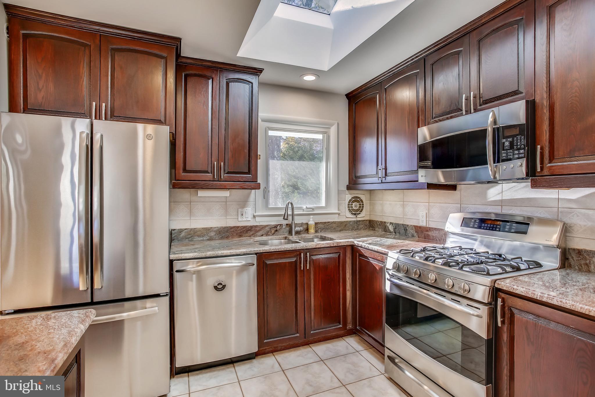 8915 Battery Road Alexandria, VA 22308 - Photo 9 of 57 All stainless appliances including gas range