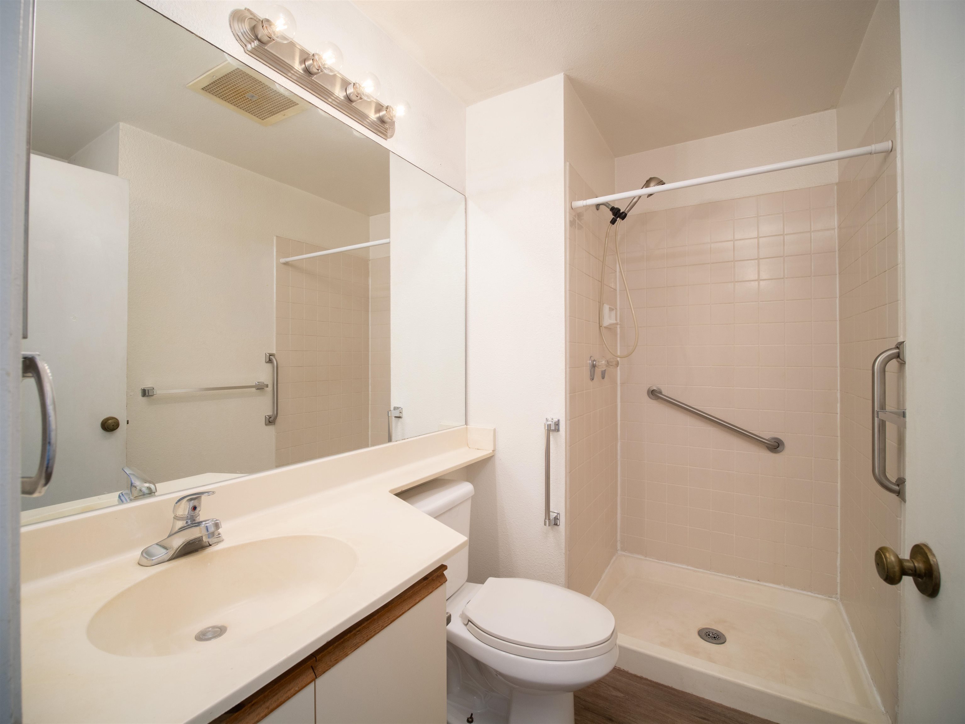 140 Uwapo Road, Unit 43204 Kihei, HI 96753 - Photo 11 of 21 a bathroom with a sink toilet and shower
