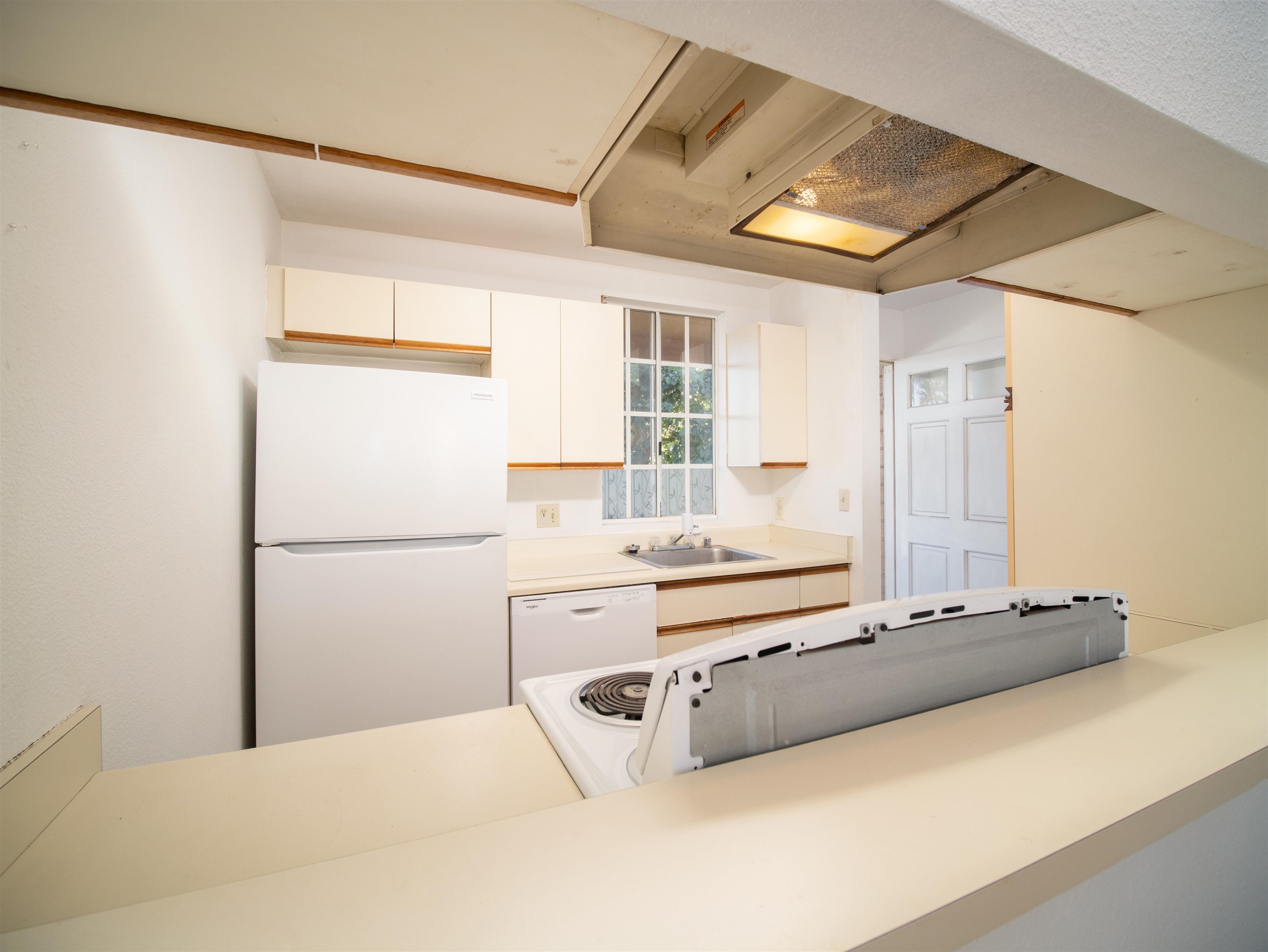 140 Uwapo Road, Unit 43204 Kihei, HI 96753 - Photo 7 of 21 a kitchen with stainless steel appliances a refrigerator and a stove