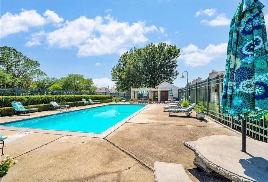 13046 Leader Street, Unit 976 Houston, TX 77072 - Photo 18 of 18 a view of a patio with a table and chairs