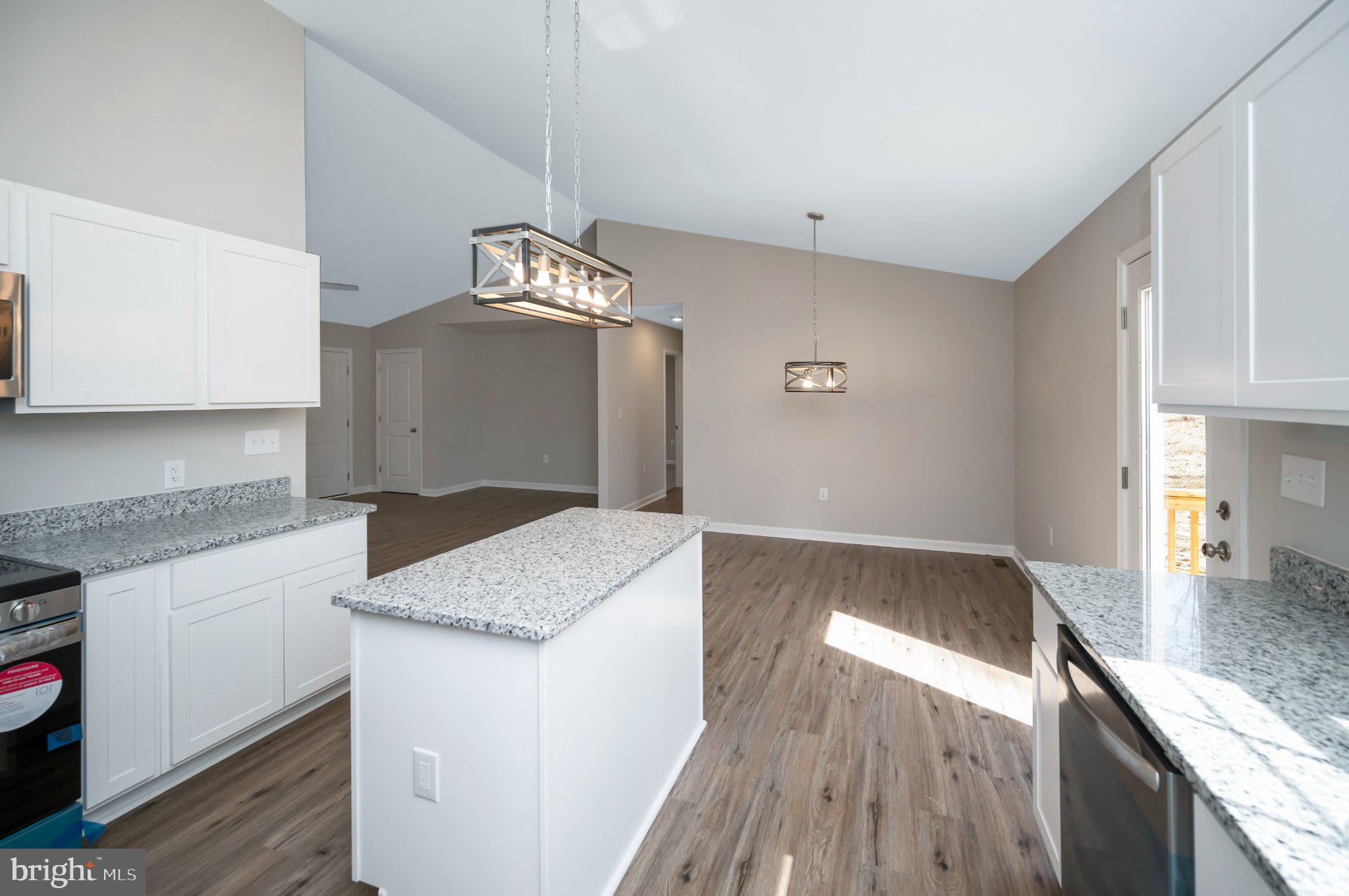 28150 Tatum Road Unionville, VA 22567 - Photo 14 of 28 Bright, modern kitchen with elegance.