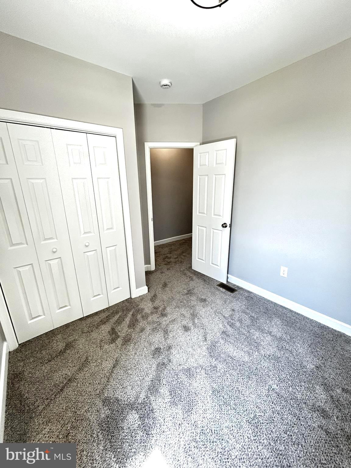 2815 East Chase Street Baltimore, MD 21213 - Photo 14 of 40 an empty room with a mirror