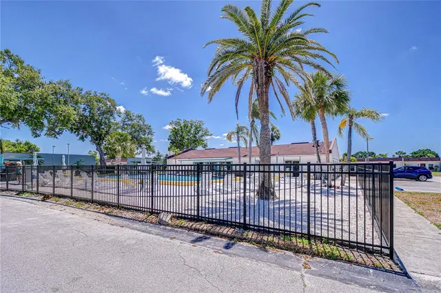 $2,600 | 13870 Oakwood Lane, Seminole, FL 33776