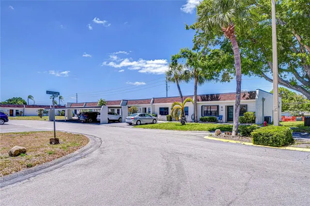 $2,600 | 13870 Oakwood Lane, Seminole, FL 33776