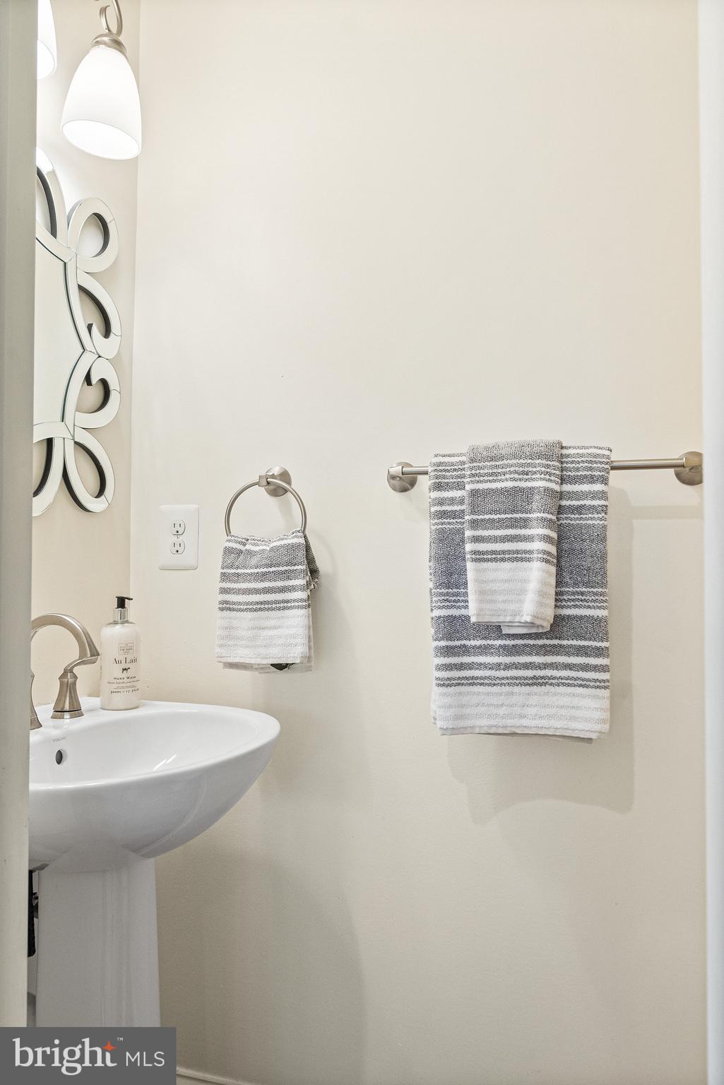 11410 Summer House Court Reston, VA 20194 - Photo 29 of 51 Powder Room