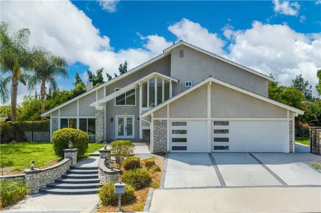 a view of a house with backyard and garden