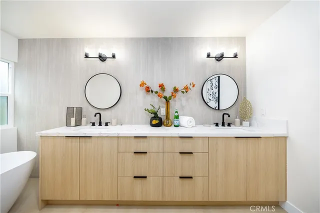 a view of a house with backyard and garden