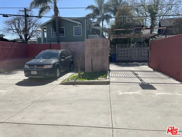 a view of a dinning room with a outdoor space