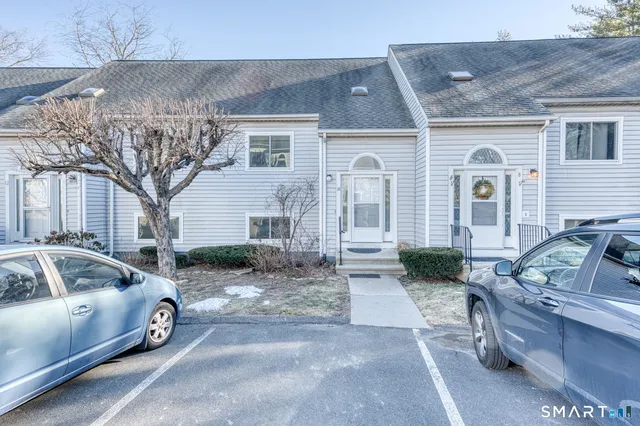 $299,900 | 10 Clubhouse Drive, Unit 10, Cromwell, CT 06416