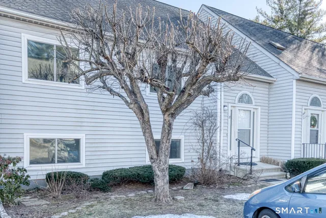 $299,900 | 10 Clubhouse Drive, Unit 10, Cromwell, CT 06416