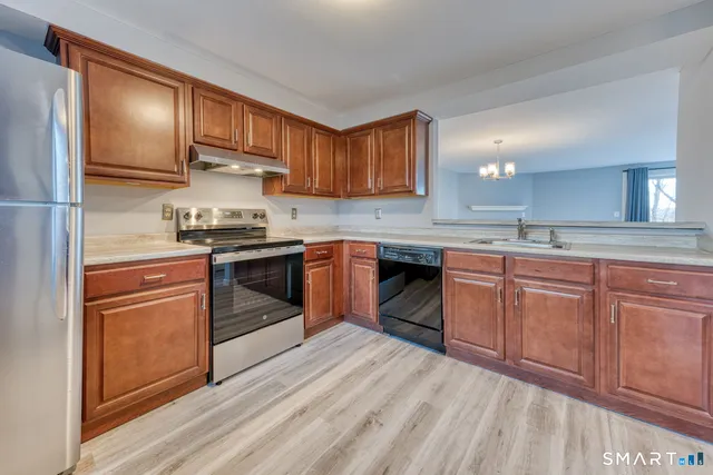 $299,900 | 10 Clubhouse Drive, Unit 10, Cromwell, CT 06416