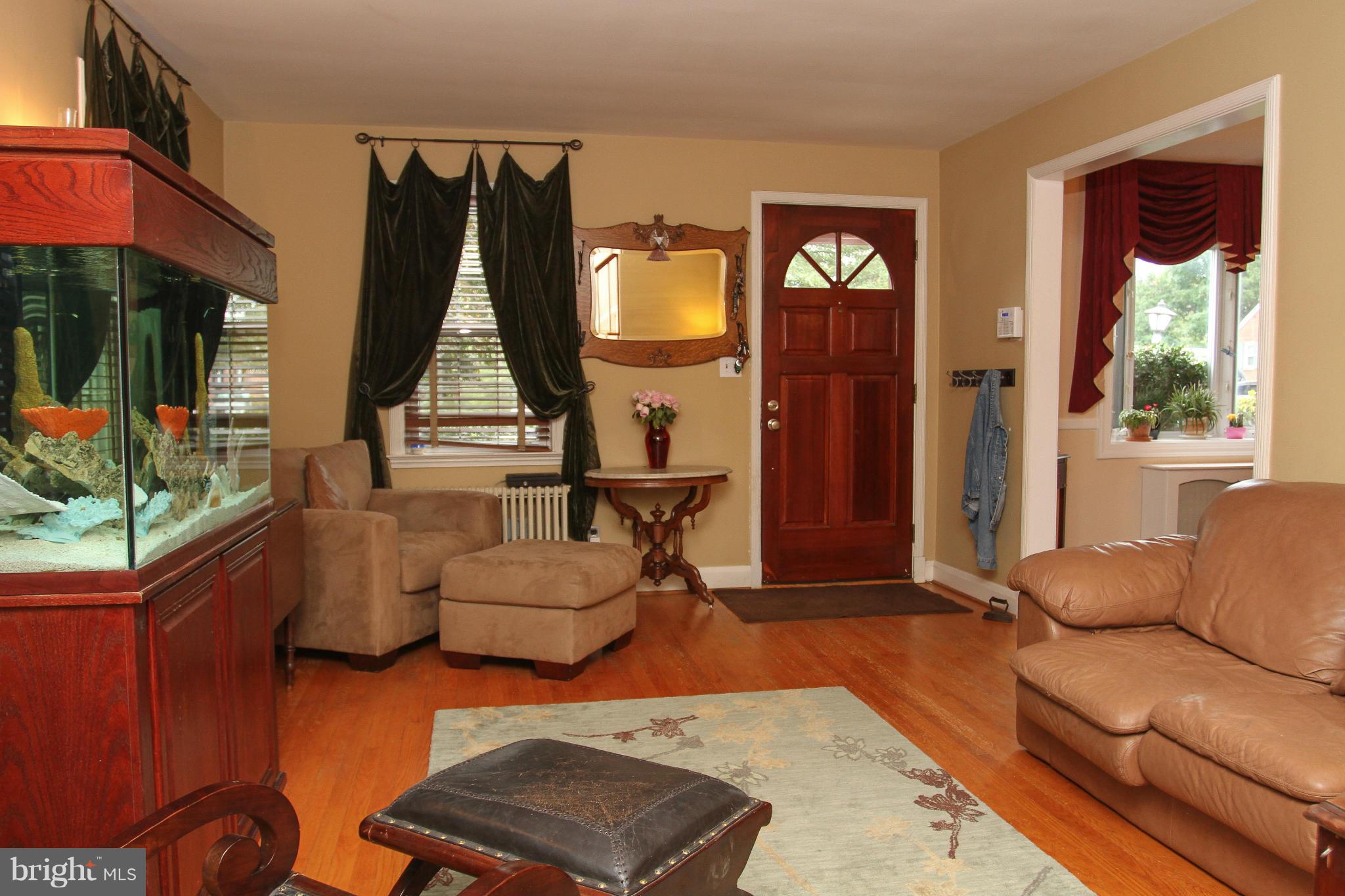 14 Dungarrie Road Catonsville, MD 21228 - Photo 3 of 23 Living Room