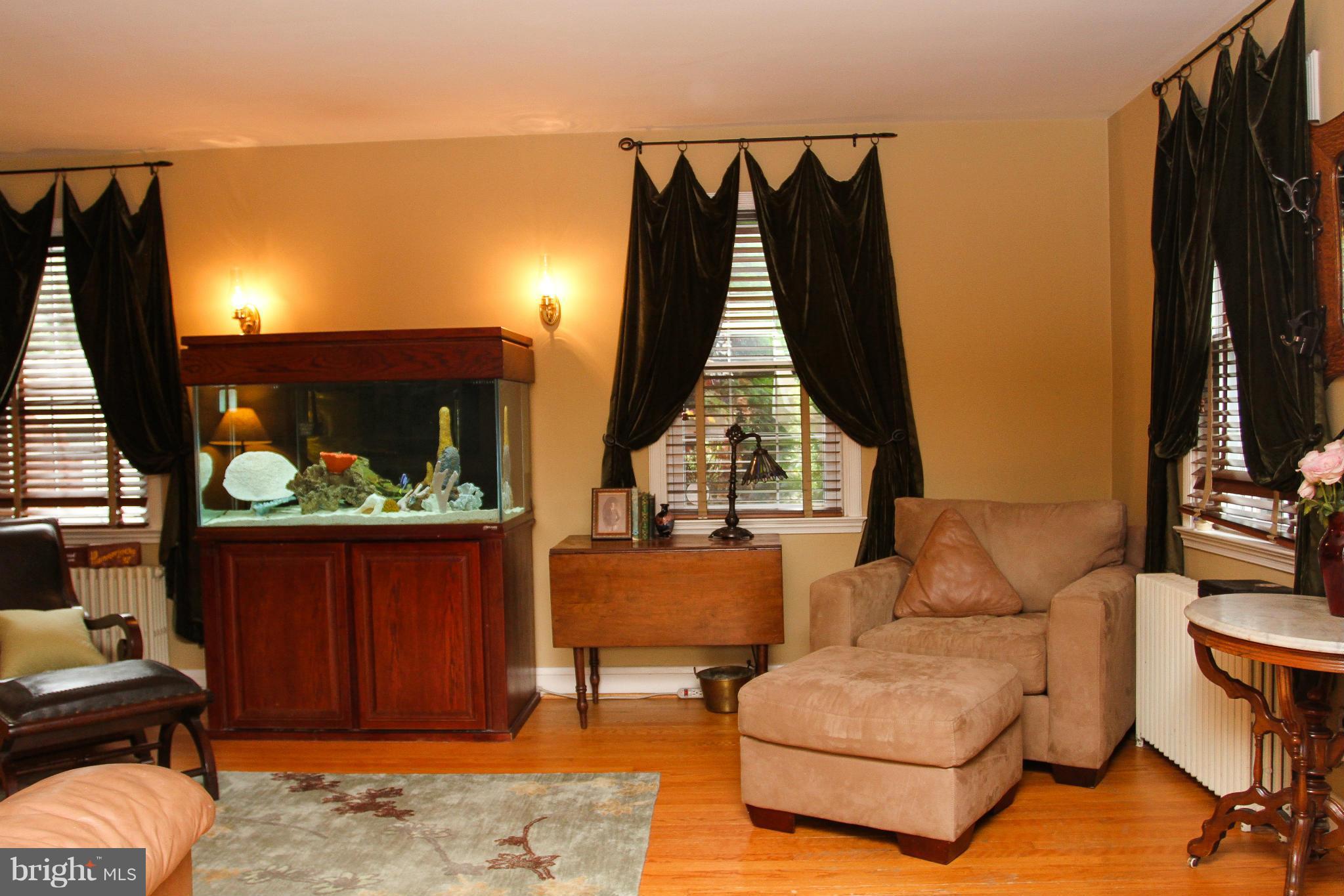 14 Dungarrie Road Catonsville, MD 21228 - Photo 4 of 23 Living Room
