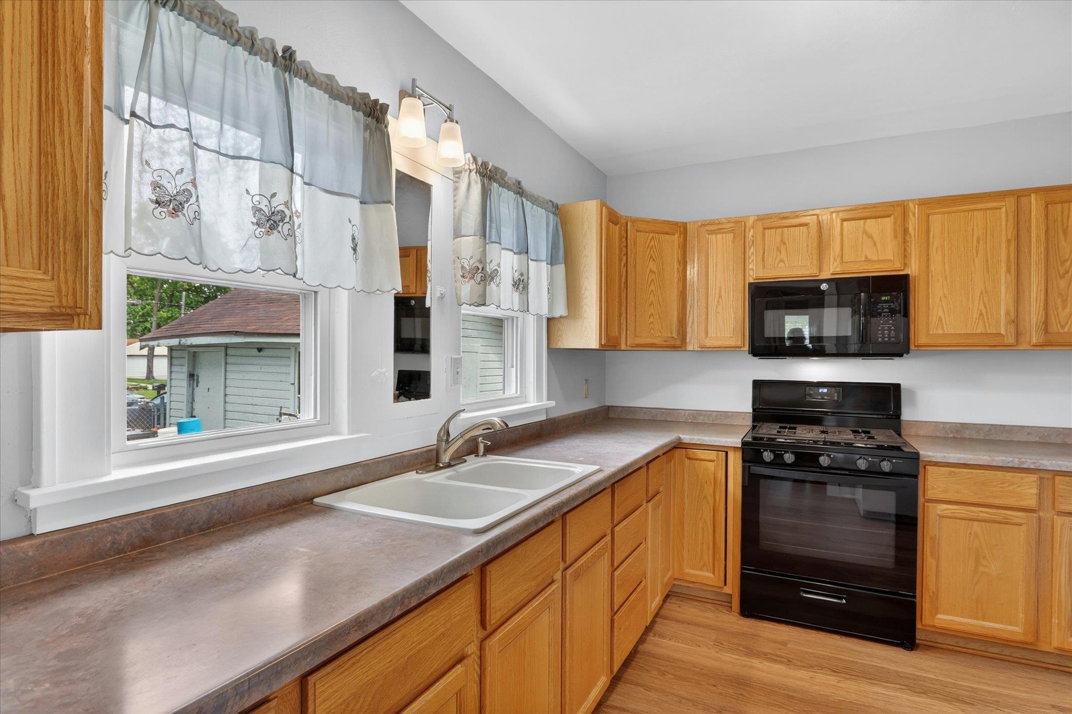 953 Oak Street Beloit, WI 53511 - Photo 12 of 40
