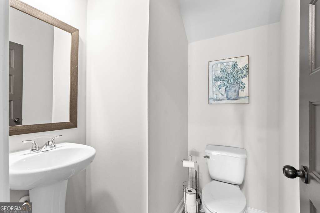 121 Cedar Pk Way Carrollton, GA 30117 - Photo 14 of 33 a bathroom with a toilet a sink and mirror