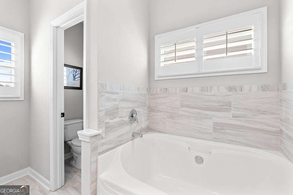 121 Cedar Pk Way Carrollton, GA 30117 - Photo 18 of 33 a bathroom with a bathtub and a window