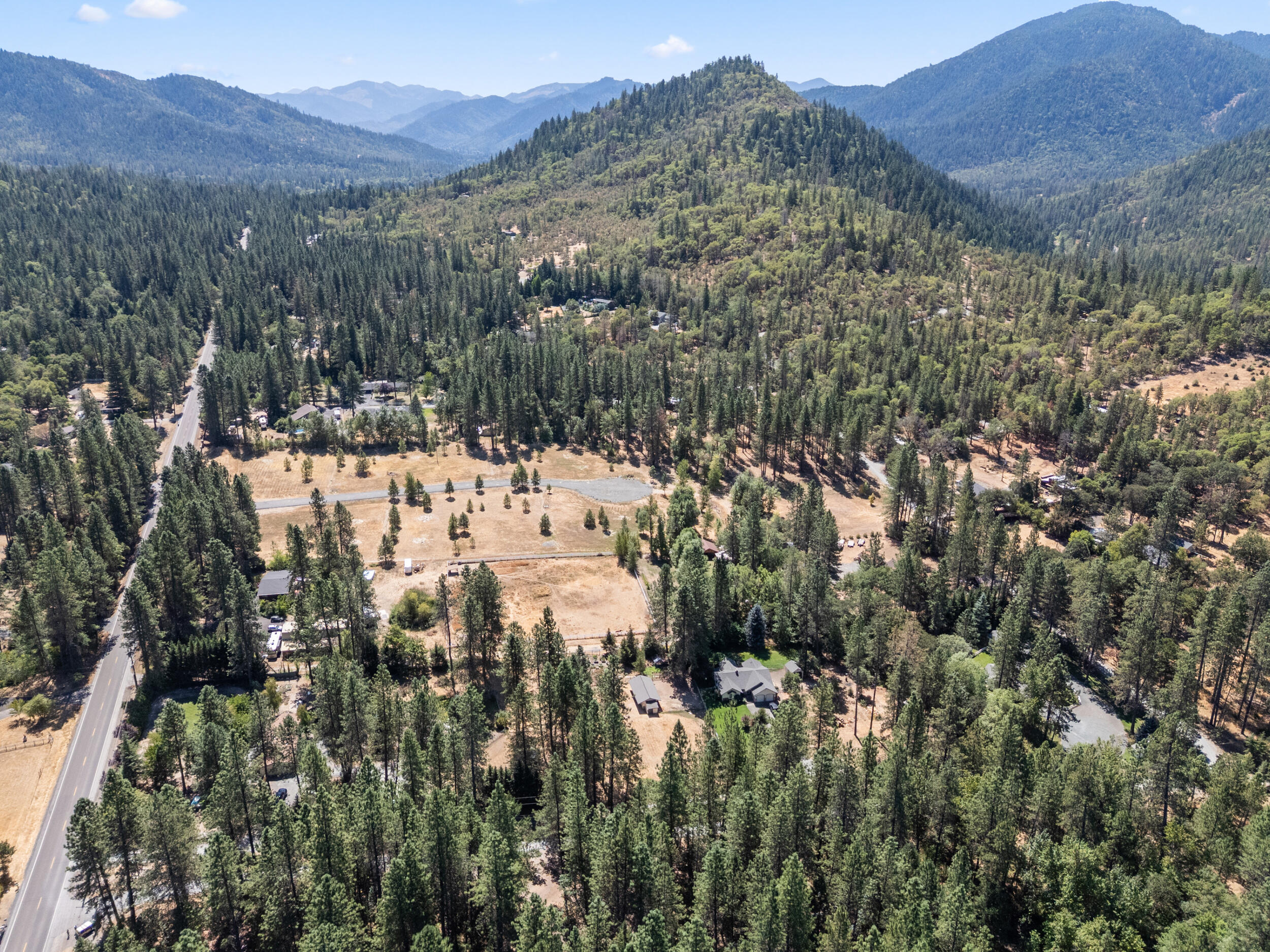 253 Deruyte Way Rogue River, OR 97537 - Photo 5 of 6 a view of a town with mountains